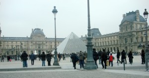 le-louvre-paris-la-pyramide-du-louvre